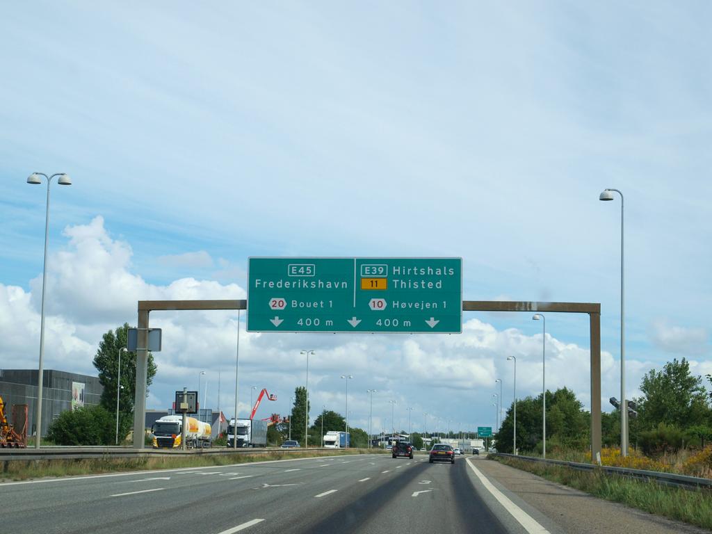 Bild auf der daenischen Autobahn mit Hinweisschildern.